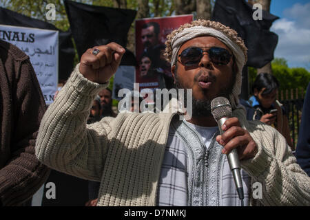 London, UK. 10. Mai 2013. Eine März-Veranstalter richtet sich die Menge vor des Regents Park Moschee bevor sie aus in Richtung der syrischen Botschaft zogen. Bildnachweis: Paul Davey/Alamy Live-Nachrichten Stockfoto