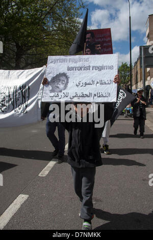 London, UK. 10. Mai 2013. Ein muslimischer junge hält seine Plakat empor, das syrische Regime des Terrorismus beschuldigt. Bildnachweis: Paul Davey/Alamy Live-Nachrichten Stockfoto