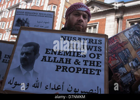 London, UK. 10. Mai 2013. AMuslim Demonstrant mit seinem Plakat, marschieren in Richtung der syrischen Botschaft von Regents Park Moschee. Bildnachweis: Paul Davey/Alamy Live-Nachrichten Stockfoto