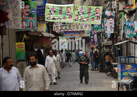 Rawalpindi, Pakistan. 11. Mai 2013.  Leute kommen heraus, in dicht besiedelten Raja Bazar von Rawalpindi zu stimmen. Bildnachweis: Muhammed Furqan/Alamy Live-Nachrichten Stockfoto