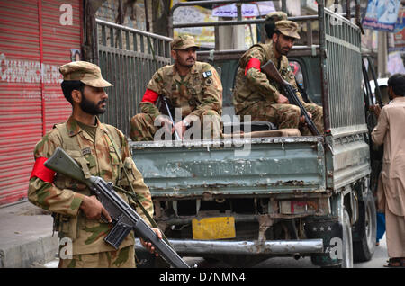 Rawalpindi, Pakistan. 11. Mai 2013.  Pakistan Armeesoldaten bewachen ein Wahllokal in Rawalpindi Innenstadt als polling beginnt. Bildnachweis: Muhammed Furqan/Alamy Live-Nachrichten Stockfoto