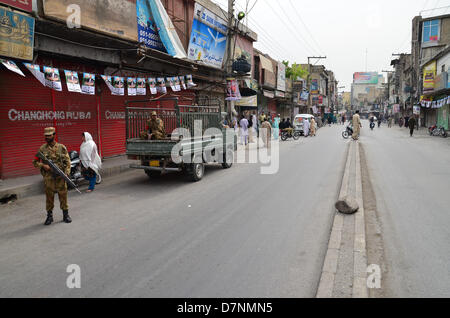 Rawalpindi, Pakistan. 11. Mai 2013.  Pakistan Armeesoldaten bewachen ein Wahllokal in Rawalpindi Innenstadt als polling beginnt. Bildnachweis: Muhammed Furqan/Alamy Live-Nachrichten Stockfoto