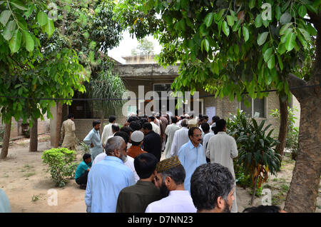 Rawalpindi, Pakistan. 11. Mai 2013. Männer Warteschlange im Wahllokal zu wählen. Credit: Muhammed Furqan/Alamy leben Nachrichten Stockfoto