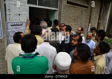 Rawalpindi, Pakistan. 11. Mai 2013. Männer Warteschlange im Wahllokal zu wählen. Credit: Muhammed Furqan/Alamy leben Nachrichten Stockfoto