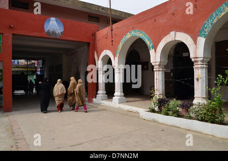 Rawalpindi, Pakistan. 11. Mai 2013.  Frauen gehen zurück nach ihrer Stimmabgabe. Bildnachweis: Muhammed Furqan/Alamy Live-Nachrichten Stockfoto