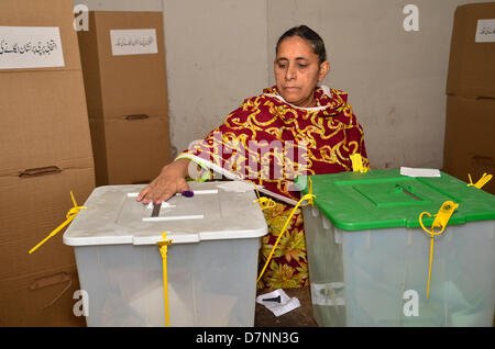 Rawalpindi, Pakistan. 11. Mai 2013.  Eine Frau wirft ihre Stimme im Wahllokal Innenstadt in Rawalpindi. Bildnachweis: Muhammed Furqan/Alamy Live-Nachrichten Stockfoto