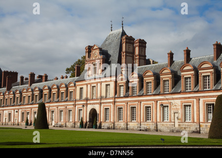 Schloss Fontainebleau Flügel der Minister und Rasenflächen des Schimmels Hofes, Île-de-France, Frankreich. Stockfoto