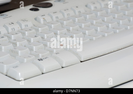 Nahaufnahme einer schmutzigen, realen Computer-Tastatur Stockfoto