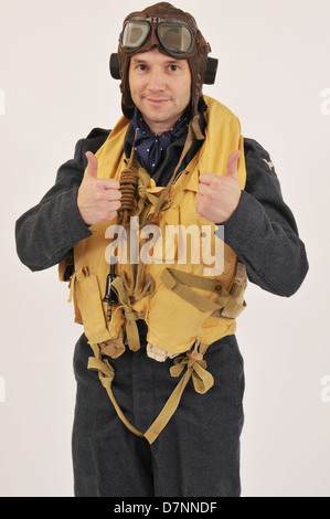 WW2 RAF Pilot/Crew-Mitglied, fliegende Helm & "Mae West" Schwimmweste tragen und zeigt den Daumen nach oben Zeichen. Stockfoto