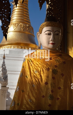 Schönen Roben Buddha gebadet in der Sonne an der Shwedagon-Pagode in Yangon, Myanmar 2 Stockfoto