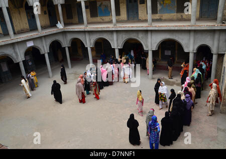 Rawalpindi, Pakistan. 11. Mai 2013.  Frauen-Warteschlange in einer alle Frauen Wahllokal abstimmen. Bildnachweis: Muhammed Furqan/Alamy Live-Nachrichten Stockfoto