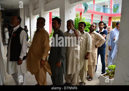 Rawalpindi, Pakistan. 11. Mai 2013. Männer Warteschlange im Wahllokal zu wählen. Credit: Muhammed Furqan/Alamy leben Nachrichten Stockfoto