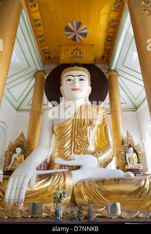 Große sitzende Buddha an der Shwedagon-Pagode in Yangon, Myanmar 2 Stockfoto