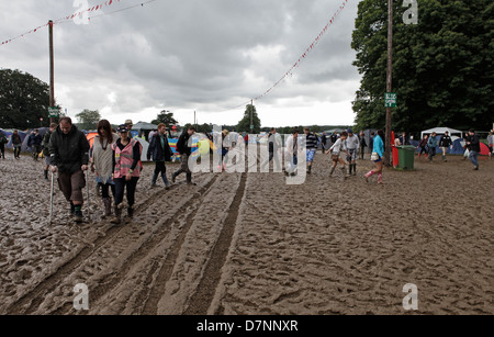 BESUCHERINNEN / BESUCHER ZU FUß DURCH SCHLAMM UND PFÜTZEN BEI NÄSSE BEI LATITUDE FESTIVAL, SOUTHWOLD, SUFFOLK, 2012 Stockfoto