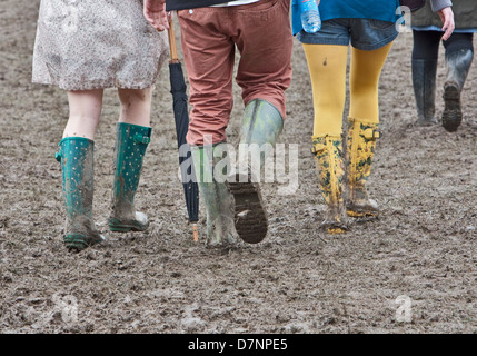 BESUCHERINNEN / BESUCHER ZU FUß DURCH SCHLAMM UND PFÜTZEN BEI NÄSSE BEI LATITUDE FESTIVAL, SOUTHWOLD, SUFFOLK, 2012 Stockfoto