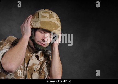 Soldat Kriegszittern oder P.T.S.D. leiden Der Soldat trägt britische militärische einheitliche Wüste Tarnung. Stockfoto