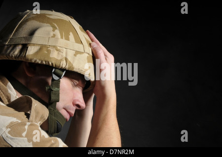 Soldat Kriegszittern oder P.T.S.D. leiden Der Soldat trägt britische militärische einheitliche Wüste Tarnung. Stockfoto
