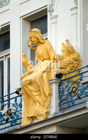 Prag, Tschechische Republik. Jugendstil weibliche Figur auf der Fassade in Karlova (Straße) Stockfoto