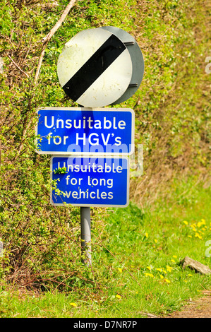 Melden Sie sich an einen schmalen Feldweg - nicht geeignet für LKW / lange Fahrzeuge. Boughton Monchelsea Dorf, Kent, England. Stockfoto