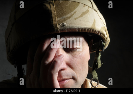 Soldat Kriegszittern oder P.T.S.D. leiden Der Soldat trägt britische militärische einheitliche Wüste Tarnung. Stockfoto