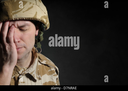 Soldat Kriegszittern oder P.T.S.D. leiden Der Soldat trägt britische militärische einheitliche Wüste Tarnung. Stockfoto