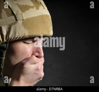 Soldat Kriegszittern oder P.T.S.D. leiden Der Soldat trägt britische militärische einheitliche Wüste Tarnung. Stockfoto