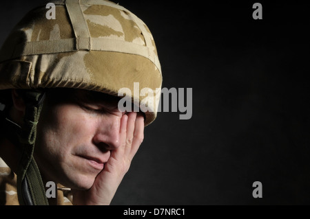 Soldat Kriegszittern oder P.T.S.D. leiden Der Soldat trägt britische militärische einheitliche Wüste Tarnung. Stockfoto