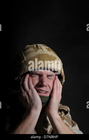Soldat Kriegszittern oder P.T.S.D. leiden Der Soldat trägt britische militärische einheitliche Wüste Tarnung. Stockfoto