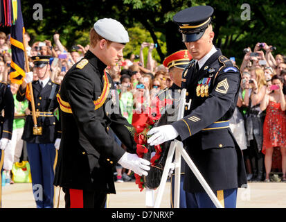 Arlington USA. 10. Mai 2013. Großbritanniens Prinz Harry, links, und Armee Sgt. 1. Klasse Tanner Welch, Sergeant der Garde, Grab des unbekannten Soldaten, 3. US Infanterie-Regiment (der alte Garde), legen Sie einen Kranz am Grab der unbekannten auf dem Nationalfriedhof Arlington am 10. Mai 2013..Mandatory Credit: Luisito Brooks / DoD über CNP/DPA/Alamy Live News Stockfoto