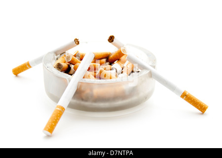 Volle Aschenbecher mit Zigaretten Stockfoto