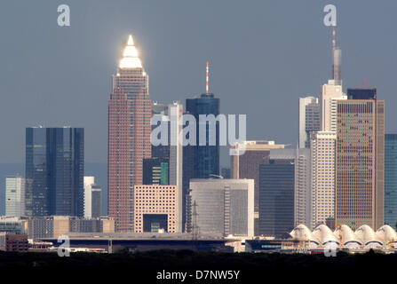 Letzten Tageslicht glänzt auf der Oberseite der Messeturm Gebäude in Frankfurt am Main, 10. Mai 2013. Auf die linke Seite steht das Gebäude der Deutschen Bank, auf der rechten Seite gibt es vergütende und Commerzbank. Foto: Boris Roessler Stockfoto