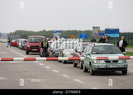 Grzechotki, Polen 11. Mai 2013 zehn Fahrer Protest auf den polnisch - russischen Grenze bei Grzechotki - Moamonowo Grenzübergang. Demonstranten blockiert Grenzübergang gegen hohe Zölle und Verbrauchsteuern für Kraftstoff, die vom Zoll erhoben, wenn sie Grenze mehr dann 10 Mal im Monat überschreiten. Schmuggel von billigen Treibstoff aus Russland in Volkswagen Leitungssätzen (100 Liter Kraftstofftank) Autos ist sehr beliebt in der Nähe der russischen Grenze. 1 Liter Diesel in russischer Sprache kostet weniger als 70 Euro Cencts (30 Rubel). Michal Fludra/Alamy Live-Nachrichten Stockfoto