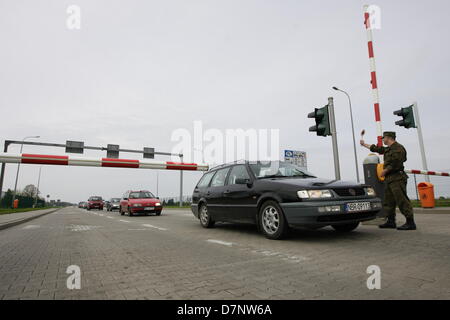 Grzechotki, Polen 11. Mai 2013 zehn Fahrer Protest auf den polnisch - russischen Grenze bei Grzechotki - Moamonowo Grenzübergang. Demonstranten blockiert Grenzübergang gegen hohe Zölle und Verbrauchsteuern für Kraftstoff, die vom Zoll erhoben, wenn sie Grenze mehr dann 10 Mal im Monat überschreiten. Schmuggel von billigen Treibstoff aus Russland in Volkswagen Leitungssätzen (100 Liter Kraftstofftank) Autos ist sehr beliebt in der Nähe der russischen Grenze. 1 Liter Diesel in russischer Sprache kostet weniger als 70 Euro Cencts (30 Rubel). Michal Fludra/Alamy Live-Nachrichten Stockfoto