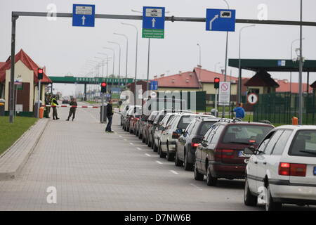 Grzechotki, Polen 11. Mai 2013 zehn Fahrer Protest auf den polnisch - russischen Grenze bei Grzechotki - Moamonowo Grenzübergang. Demonstranten blockiert Grenzübergang gegen hohe Zölle und Verbrauchsteuern für Kraftstoff, die vom Zoll erhoben, wenn sie Grenze mehr dann 10 Mal im Monat überschreiten. Schmuggel von billigen Treibstoff aus Russland in Volkswagen Leitungssätzen (100 Liter Kraftstofftank) Autos ist sehr beliebt in der Nähe der russischen Grenze. 1 Liter Diesel in russischer Sprache kostet weniger als 70 Euro Cencts (30 Rubel). Michal Fludra/Alamy Live-Nachrichten Stockfoto