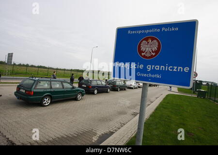 Grzechotki, Polen 11. Mai 2013 zehn Fahrer Protest auf den polnisch - russischen Grenze bei Grzechotki - Moamonowo Grenzübergang. Demonstranten blockiert Grenzübergang gegen hohe Zölle und Verbrauchsteuern für Kraftstoff, die vom Zoll erhoben, wenn sie Grenze mehr dann 10 Mal im Monat überschreiten. Schmuggel von billigen Treibstoff aus Russland in Volkswagen Leitungssätzen (100 Liter Kraftstofftank) Autos ist sehr beliebt in der Nähe der russischen Grenze. 1 Liter Diesel in russischer Sprache kostet weniger als 70 Euro Cencts (30 Rubel). Michal Fludra/Alamy Live-Nachrichten Stockfoto