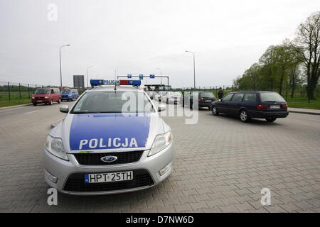 Grzechotki, Polen 11. Mai 2013 zehn Fahrer Protest auf den polnisch - russischen Grenze bei Grzechotki - Moamonowo Grenzübergang. Demonstranten blockiert Grenzübergang gegen hohe Zölle und Verbrauchsteuern für Kraftstoff, die vom Zoll erhoben, wenn sie Grenze mehr dann 10 Mal im Monat überschreiten. Schmuggel von billigen Treibstoff aus Russland in Volkswagen Leitungssätzen (100 Liter Kraftstofftank) Autos ist sehr beliebt in der Nähe der russischen Grenze. 1 Liter Diesel in russischer Sprache kostet weniger als 70 Euro Cencts (30 Rubel). Michal Fludra/Alamy Live-Nachrichten Stockfoto