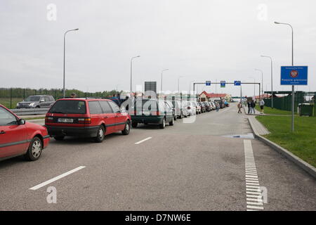 Grzechotki, Polen 11. Mai 2013 zehn Fahrer Protest auf den polnisch - russischen Grenze bei Grzechotki - Moamonowo Grenzübergang. Demonstranten blockiert Grenzübergang gegen hohe Zölle und Verbrauchsteuern für Kraftstoff, die vom Zoll erhoben, wenn sie Grenze mehr dann 10 Mal im Monat überschreiten. Schmuggel von billigen Treibstoff aus Russland in Volkswagen Leitungssätzen (100 Liter Kraftstofftank) Autos ist sehr beliebt in der Nähe der russischen Grenze. 1 Liter Diesel in russischer Sprache kostet weniger als 70 Euro Cencts (30 Rubel). Michal Fludra/Alamy Live-Nachrichten Stockfoto