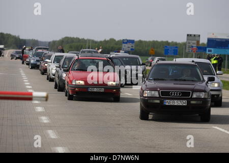 Grzechotki, Polen 11. Mai 2013 zehn Fahrer Protest auf den polnisch - russischen Grenze bei Grzechotki - Moamonowo Grenzübergang. Demonstranten blockiert Grenzübergang gegen hohe Zölle und Verbrauchsteuern für Kraftstoff, die vom Zoll erhoben, wenn sie Grenze mehr dann 10 Mal im Monat überschreiten. Schmuggel von billigen Treibstoff aus Russland in Volkswagen Leitungssätzen (100 Liter Kraftstofftank) Autos ist sehr beliebt in der Nähe der russischen Grenze. 1 Liter Diesel in russischer Sprache kostet weniger als 70 Euro Cencts (30 Rubel). Michal Fludra/Alamy Live-Nachrichten Stockfoto