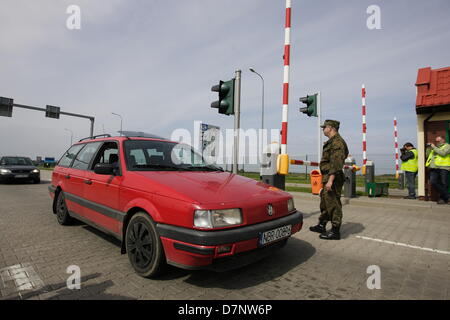 Grzechotki, Polen 11. Mai 2013 zehn Fahrer Protest auf den polnisch - russischen Grenze bei Grzechotki - Moamonowo Grenzübergang. Demonstranten blockiert Grenzübergang gegen hohe Zölle und Verbrauchsteuern für Kraftstoff, die vom Zoll erhoben, wenn sie Grenze mehr dann 10 Mal im Monat überschreiten. Schmuggel von billigen Treibstoff aus Russland in Volkswagen Leitungssätzen (100 Liter Kraftstofftank) Autos ist sehr beliebt in der Nähe der russischen Grenze. 1 Liter Diesel in russischer Sprache kostet weniger als 70 Euro Cencts (30 Rubel). Michal Fludra/Alamy Live-Nachrichten Stockfoto