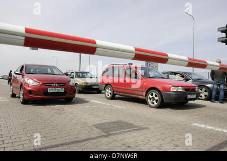 Grzechotki, Polen 11. Mai 2013 zehn Fahrer Protest auf den polnisch - russischen Grenze bei Grzechotki - Moamonowo Grenzübergang. Demonstranten blockiert Grenzübergang gegen hohe Zölle und Verbrauchsteuern für Kraftstoff, die vom Zoll erhoben, wenn sie Grenze mehr dann 10 Mal im Monat überschreiten. Schmuggel von billigen Treibstoff aus Russland in Volkswagen Leitungssätzen (100 Liter Kraftstofftank) Autos ist sehr beliebt in der Nähe der russischen Grenze. 1 Liter Diesel in russischer Sprache kostet weniger als 70 Euro Cencts (30 Rubel). Michal Fludra/Alamy Live-Nachrichten Stockfoto