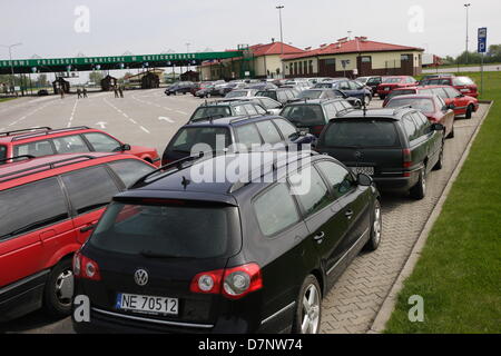 Grzechotki, Polen 11. Mai 2013 zehn Fahrer Protest auf den polnisch - russischen Grenze bei Grzechotki - Moamonowo Grenzübergang. Demonstranten blockiert Grenzübergang gegen hohe Zölle und Verbrauchsteuern für Kraftstoff, die vom Zoll erhoben, wenn sie Grenze mehr dann 10 Mal im Monat überschreiten. Schmuggel von billigen Treibstoff aus Russland in Volkswagen Leitungssätzen (100 Liter Kraftstofftank) Autos ist sehr beliebt in der Nähe der russischen Grenze. 1 Liter Diesel in russischer Sprache kostet weniger als 70 Euro Cencts (30 Rubel). Michal Fludra/Alamy Live-Nachrichten Stockfoto