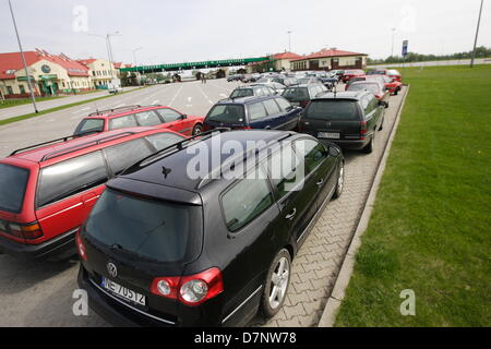 Grzechotki, Polen 11. Mai 2013 zehn Fahrer Protest auf den polnisch - russischen Grenze bei Grzechotki - Moamonowo Grenzübergang. Demonstranten blockiert Grenzübergang gegen hohe Zölle und Verbrauchsteuern für Kraftstoff, die vom Zoll erhoben, wenn sie Grenze mehr dann 10 Mal im Monat überschreiten. Schmuggel von billigen Treibstoff aus Russland in Volkswagen Leitungssätzen (100 Liter Kraftstofftank) Autos ist sehr beliebt in der Nähe der russischen Grenze. 1 Liter Diesel in russischer Sprache kostet weniger als 70 Euro Cencts (30 Rubel). Michal Fludra/Alamy Live-Nachrichten Stockfoto