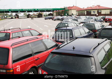 Grzechotki, Polen 11. Mai 2013 zehn Fahrer Protest auf den polnisch - russischen Grenze bei Grzechotki - Moamonowo Grenzübergang. Demonstranten blockiert Grenzübergang gegen hohe Zölle und Verbrauchsteuern für Kraftstoff, die vom Zoll erhoben, wenn sie Grenze mehr dann 10 Mal im Monat überschreiten. Schmuggel von billigen Treibstoff aus Russland in Volkswagen Leitungssätzen (100 Liter Kraftstofftank) Autos ist sehr beliebt in der Nähe der russischen Grenze. 1 Liter Diesel in russischer Sprache kostet weniger als 70 Euro Cencts (30 Rubel). Michal Fludra/Alamy Live-Nachrichten Stockfoto