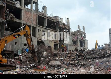 Savar, Bangladesch. 11. Mai 2013. Bangladesch Armee weiterhin die zweite Phase der Rettungsaktion mit schwerem Gerät nach einem 8-stöckigen Gebäude in Savar zusammengebrochen, am Stadtrand von Dhaka. Die behandelnden Ärzte ein 'Wunder' Überlebenden zogen von den Ruinen einer eingestürzten Gebäude nach 17 Tagen sagte, dass sie Tat 'große' und hatte mit ihrer Familie wieder vereint. Reshma, 18, eine Näherin gegraben aus aus dem Schutt der Textilfabrik komplex", gab nie auf Hoffnung", aus den Trümmern gerettet werden würde. Stockfoto