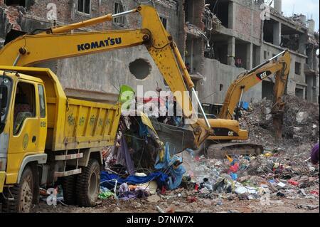 Savar, Bangladesch. 11. Mai 2013. Bangladesch Armee weiterhin die zweite Phase der Rettungsaktion mit schwerem Gerät nach einem 8-stöckigen Gebäude in Savar zusammengebrochen, am Stadtrand von Dhaka. Die behandelnden Ärzte ein 'Wunder' Überlebenden zogen von den Ruinen einer eingestürzten Gebäude nach 17 Tagen sagte, dass sie Tat 'große' und hatte mit ihrer Familie wieder vereint. Reshma, 18, eine Näherin gegraben aus aus dem Schutt der Textilfabrik komplex", gab nie auf Hoffnung", aus den Trümmern gerettet werden würde. Stockfoto