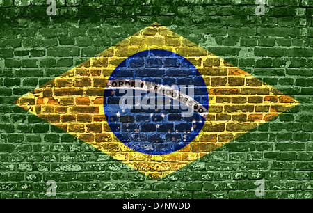 Brasilien-Flagge auf alten Ziegel Wand Textur Hintergrund gemalt Stockfoto