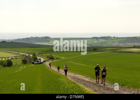 Läufer auf die drei Festungen Herausforderung auf dem Weg zur Chanctonbury Ring in West Sussex. Stockfoto