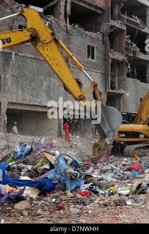 Savar, Bangladesch. 11. Mai 2013. Bangladesch Armee weiterhin die zweite Phase der Rettungsaktion mit schwerem Gerät nach einem 8-stöckigen Gebäude in Savar zusammengebrochen, am Stadtrand von Dhaka. Die behandelnden Ärzte ein 'Wunder' Überlebenden zogen von den Ruinen einer eingestürzten Gebäude nach 17 Tagen sagte, dass sie Tat 'große' und hatte mit ihrer Familie wieder vereint. Reshma, 18, eine Näherin gegraben aus aus dem Schutt der Textilfabrik komplex", gab nie auf Hoffnung", aus den Trümmern gerettet werden würde. Stockfoto