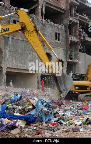 Savar, Bangladesch. 11. Mai 2013. Bangladesch Armee weiterhin die zweite Phase der Rettungsaktion mit schwerem Gerät nach einem 8-stöckigen Gebäude in Savar zusammengebrochen, am Stadtrand von Dhaka. Die behandelnden Ärzte ein 'Wunder' Überlebenden zogen von den Ruinen einer eingestürzten Gebäude nach 17 Tagen sagte, dass sie Tat 'große' und hatte mit ihrer Familie wieder vereint. Reshma, 18, eine Näherin gegraben aus aus dem Schutt der Textilfabrik komplex", gab nie auf Hoffnung", aus den Trümmern gerettet werden würde. Stockfoto