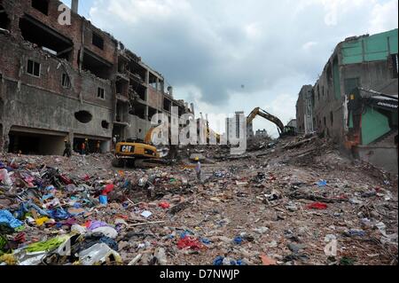 Savar, Bangladesch. 11. Mai 2013. Bangladesch Armee weiterhin die zweite Phase der Rettungsaktion mit schwerem Gerät nach einem 8-stöckigen Gebäude in Savar zusammengebrochen, am Stadtrand von Dhaka. Die behandelnden Ärzte ein 'Wunder' Überlebenden zogen von den Ruinen einer eingestürzten Gebäude nach 17 Tagen sagte, dass sie Tat 'große' und hatte mit ihrer Familie wieder vereint. Reshma, 18, eine Näherin gegraben aus aus dem Schutt der Textilfabrik komplex", gab nie auf Hoffnung", aus den Trümmern gerettet werden würde. Stockfoto